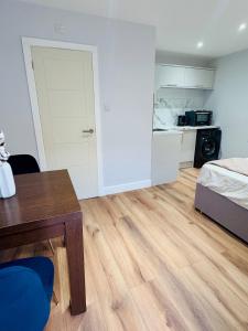 Η κουζίνα ή μικρή κουζίνα στο Easy Airport Access - Heathrow Stay