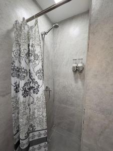 een douche met een douchegordijn in de badkamer bij Karü in Aluminé +5 foto's