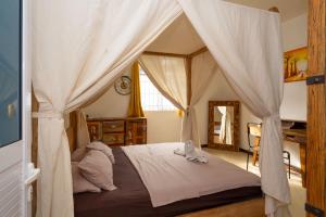 Una cama o camas en una habitación de Seven Cocos House