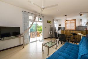 Una televisión o centro de entretenimiento en Seven Cocos House