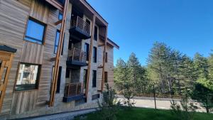 una vista del lateral de un edificio en Apartman LUX Tarski san, en Kaludjerske Bare 3 fotos más