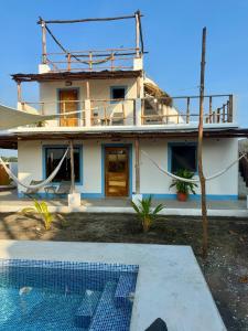 El NaranjoSecret Garden Cottage的一栋前面有游泳池的房子