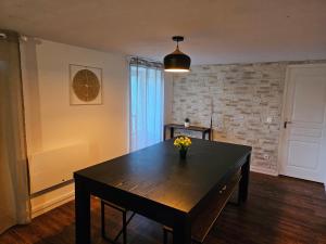 ジョワニーにあるAu Refuge Hyper centre Joignyのダイニングルーム(花瓶付) +21枚の写真