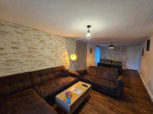 ジョワニーにあるAu Refuge Hyper centre Joignyのリビングルーム(ソファ、ピアノ付)