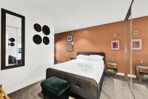 En eller flere senge i et værelse på Stylish Inner City Apartment + 5 billeder