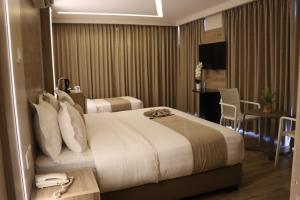 Una habitación de hotel con una cama grande y una mesa. en ALENA HOTEL, en Áqaba 52 fotos más