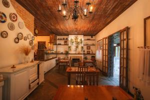 Pousada Sitio e Poesia في تيريسوبوليس: مطبخ مع طاولة وغرفة طعام