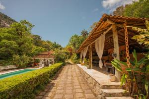 Pousada Sitio e Poesia في تيريسوبوليس: فيلا مع مسبح ومنتجع