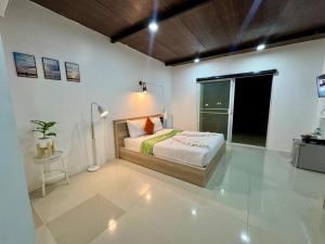 Rúm í herbergi á LimeTree Loft Guesthouse