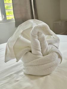Una toalla blanca encima de una cama. en Nos Yemaya, 2BR, Pool, walking distance from Playa Lagun, en Lagun