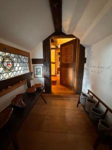 une pièce avec une porte et une fenêtre et quelques pots dans l'établissement Le Domaine de l Ill Domaine patrimonial unique en Alsace, 