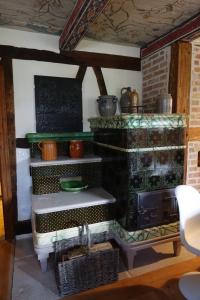 une cuisine avec une cuisinière et quelques casseroles et poêles dans l'établissement Le Domaine de l Ill Domaine patrimonial unique en Alsace,  14 autres photos