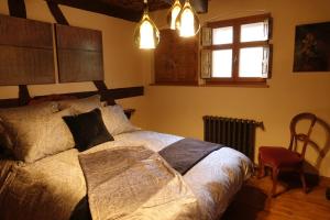 une chambre avec un lit, une fenêtre et une chaise dans l'établissement Le Domaine de l Ill Domaine patrimonial unique en Alsace, 