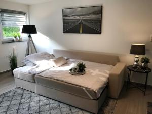 een slaapkamer met een bed met een schilderij aan de muur bij Ferienwohnung Stamer 1 in Eckernförde +15 foto's