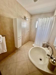 un baño con lavabo e inodoro en Nos Yemaya, 2BR, Pool, walking distance from Playa Lagun, en Lagun 18 fotos más