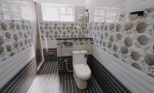 Phòng tắm tại Prithivee Homestay