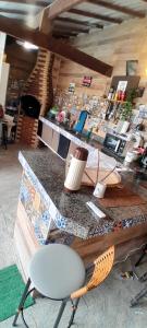Fagundes Hostel 2 Itaipuaçu في ماريكا: طاولة في متجر بها مكتب وكرسي +41 صورة