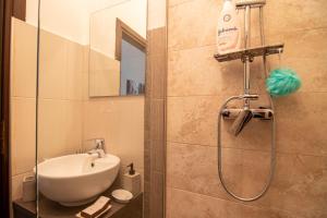 Et badeværelse på Lazar Central Apartment - Familii și Grupuri + 21 billeder