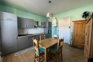 Køkken eller tekøkken på Bright nest with mountain view in Gérardmer