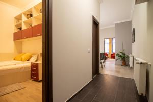 En eller flere senge i et værelse på Lazar Central Apartment - Familii și Grupuri