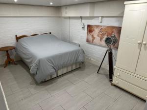 Un dormitorio con una cama y un ventilador. en Sleek Self-Contained Studio Retreat own entrance, en Dorking