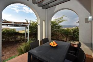 Black&White Had Ness في هاد نيس: طاولة سوداء مع وعاء من الفواكه على الفناء