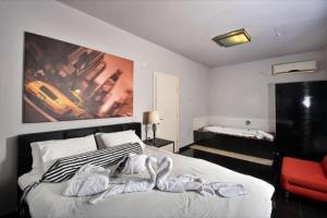 Black&White Had Ness في هاد نيس: غرفة نوم بها سرير عليه منشفتان +31 صورة