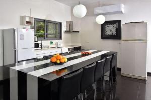 Black&White Had Ness في هاد نيس: مطبخ به طاولة باللونين الأبيض والأسود عليها فاكهة