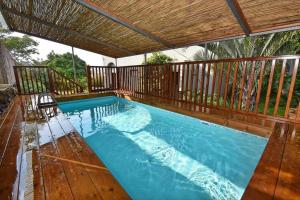 Black&White Had Ness في هاد نيس: مسبح على سطح مع سطح خشبي