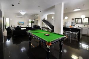 Black&White Had Ness في هاد نيس: طاولة بلياردو في منتصف غرفة المعيشة