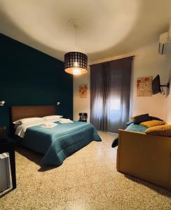 ein Schlafzimmer mit einem Bett und einem Kronleuchter in der Unterkunft Rooms hub Portarotese in Salerno