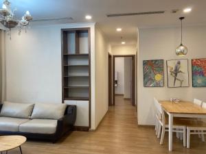 un soggiorno con un divano e un tavolo di Vinhomes Gardenia a Hanoi