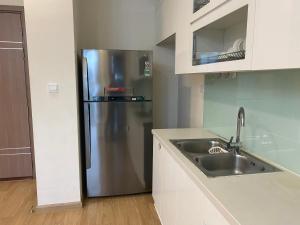 una cucina con frigorifero in acciaio inox e lavello di Vinhomes Gardenia a Hanoi 1 altra foto