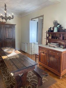 un soggiorno con tavolo in legno e panca di Casa da Serra a Penhas da Saúde