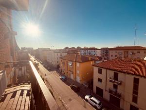 ヴェネツィアにあるLeone Di San Marcoの建物と太陽のある街の通りの景色