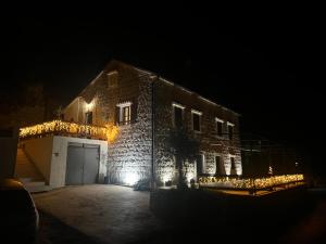 Un edificio con le luci di Natale sopra la notte di Villa Gorazda a Kotor (Cattaro)