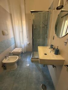 ein Badezimmer mit Toilette, Waschbecken und Dusche in der Unterkunft Rooms hub Portarotese in Salerno + 12 Fotos