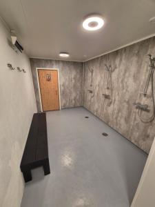 Una habitación vacía con una mesa de ping pong dentro. en Camp Mefjord, en Senja 25 fotos más