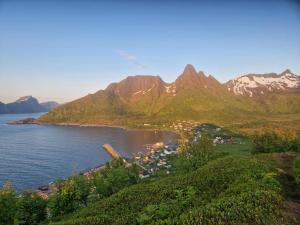 vistas a una pequeña ciudad junto al agua en Camp Mefjord, en Senja