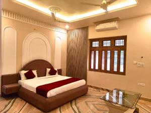 Giường trong phòng chung tại Padmavati Village Resort