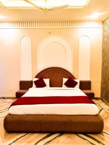 Giường trong phòng chung tại Padmavati Village Resort