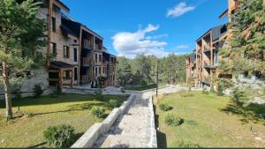 vistas a una calle con algunos edificios en Apartman LUX Tarski san, en Kaludjerske Bare