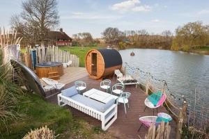 un ponte di legno con sedie e aentedentedentedentedented di Tiny House in Wonderland a Henfield