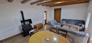 ein Wohnzimmer mit Sofa und Tisch in der Unterkunft Planinska kuća 