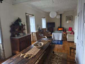 un soggiorno con tavolo in legno in una camera di Casa da Serra a Penhas da Saúde