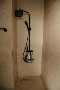 TiraneにあるAri Luxury Apartmentのシャワーヘッド付きの浴室のシャワー +43枚の写真