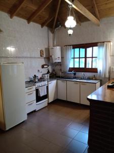 マル・デル・プラタにあるVistas del Peñónのキッチン(白い冷蔵庫、コンロ付)