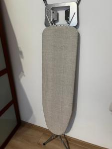 un micrófono en un soporte junto a una pared en Apartament na Chrobrego, en Cieszyn