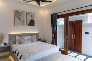 Ένα ή περισσότερα κρεβάτια σε δωμάτιο στο Chic & Modern 2BR New Pool Villa - Villa Arraya +82 φωτογραφίες