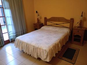 マル・デル・プラタにあるVistas del Peñónのベッドルーム1室(ベッド1台、テーブル2台、窓付)